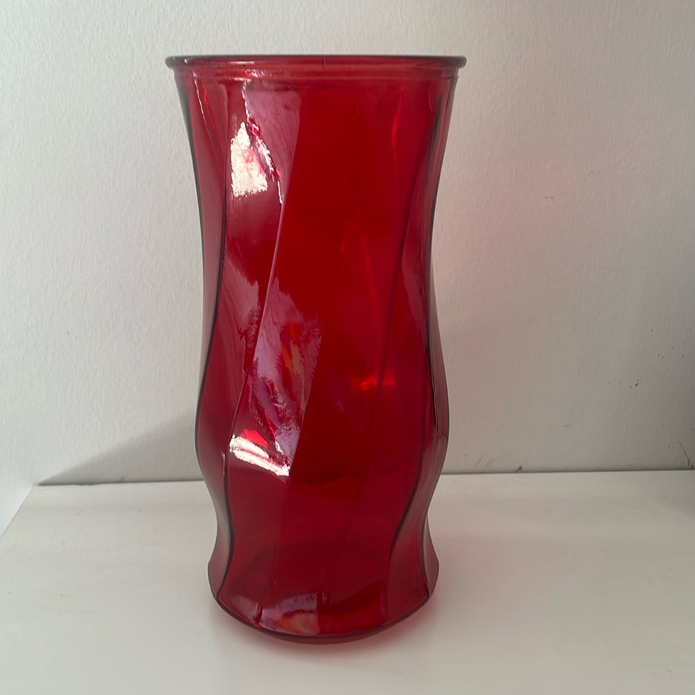 Red Swirl Glass Vase Spiral Design 8-1/2β